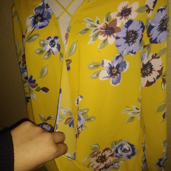 Beautiful Top - Picture 3 of 3